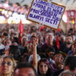 chpnin aydin mitinginde on binlerce yurttas cercioglunun akpye gecmesine tepki gosterdi biz zeybekte diz cokeriz gBOGRVIV