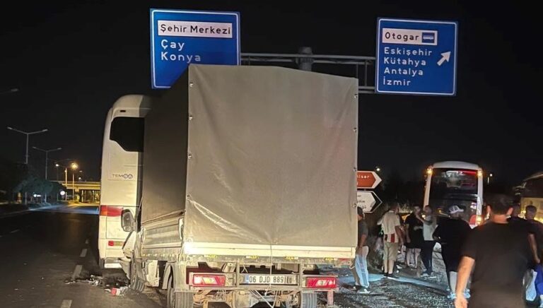 kamyonet yolcu otobusune carpti 7 yarali FFrpeALD