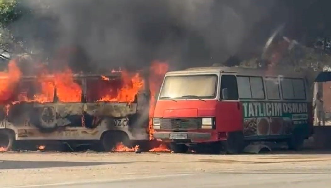 alev alev yanan panelvandan geriye hurda yigini kaldi 4K3B3JCI