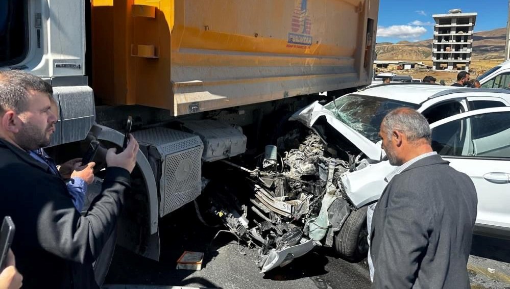 bitliste kamyonla otomobil carpisti uc yarali 5yQsm2N4