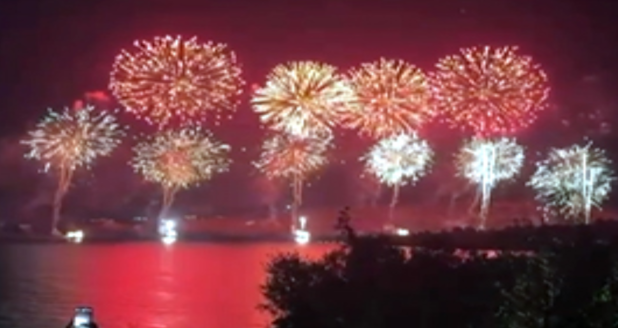 bodrumu ayaga kaldiran havai fisek gosterisi ThkeyQXX