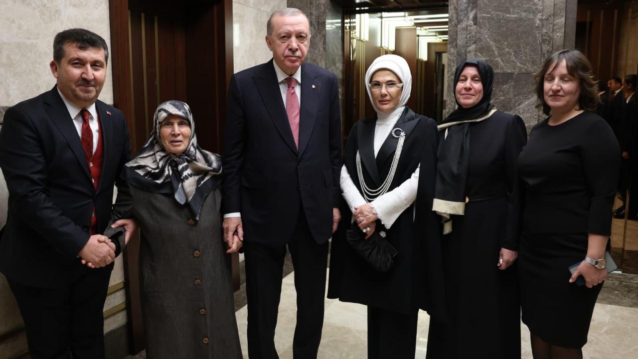 ataturkun dayisinin soyundan gelen aldirma ailesi erdogan ciftiyle bir araya geldi NJC3tlJB.jpg