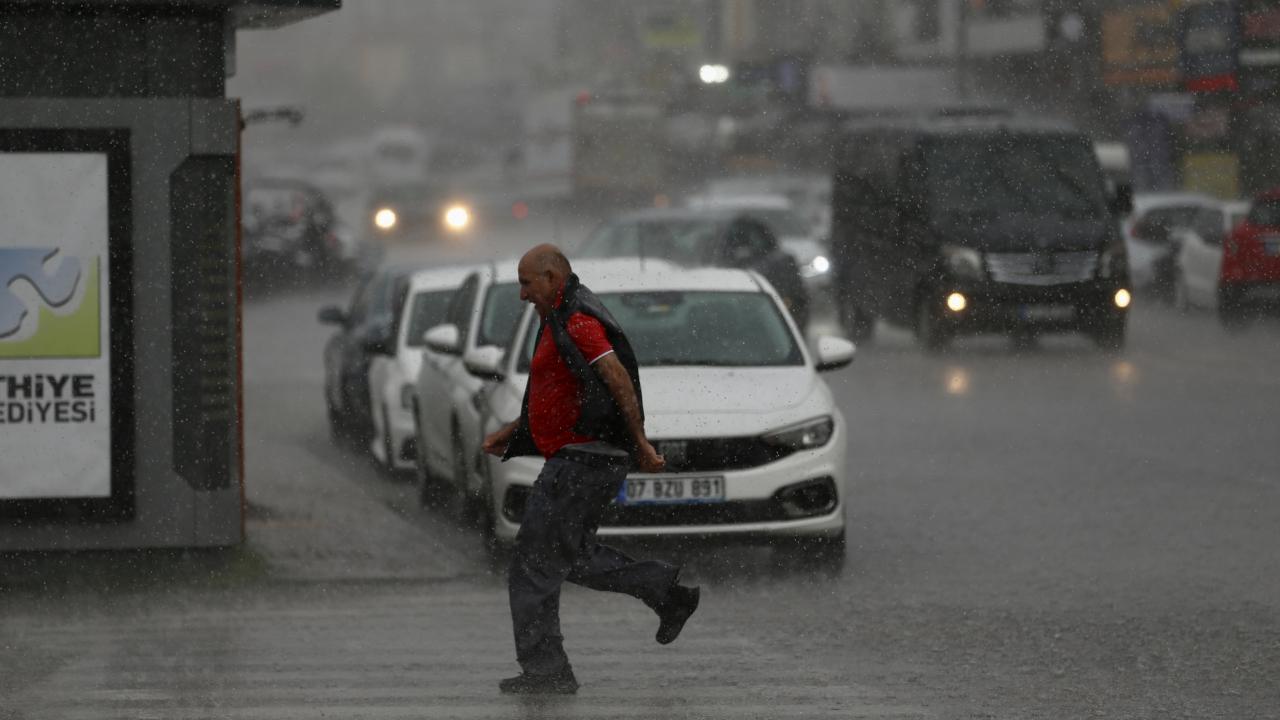 meteorolojiden kuvvetli saganak uyarisi 7 il icin sari uyari verildi OpC8rtUm.jpg