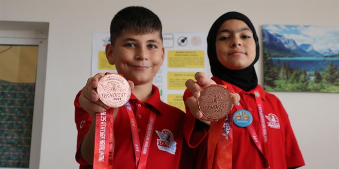 ortaokul ogrencilerinden trafik guvenligine yerli cozum odullendirildi Xx7J2JWL.jpg