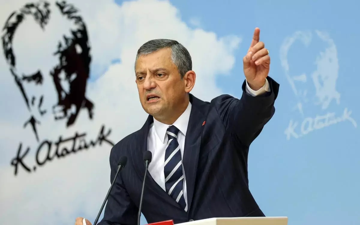 ozgur ozel cumhurbaskani meclise geldiginde ne ayakta ne oturarak onu karsiliyoruz HzIQtbft