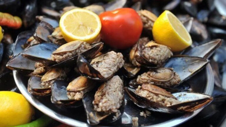 3-kisi-hayatini-kaybetmisti-midye-ve-kumpirde-bakteri-riski-belirtiler-15-dakikada-ortaya-cikabilir-gvLOBapG.jpg