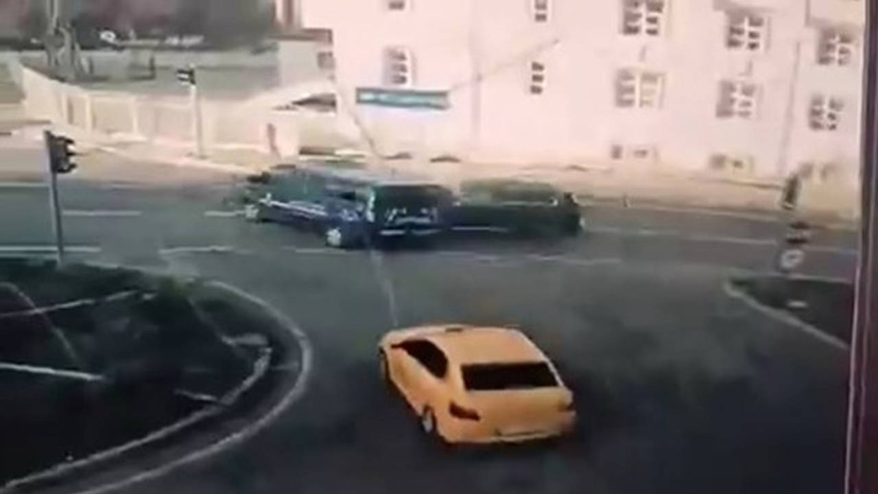 makam araci jandarma minibusune carpti 2 asker yaralandi jD6Xunpq.jpg