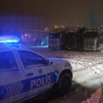 ilgar-gecidi-kar-nedeniyle-kapandi-araclar-yolda-kaldi-sEZXi6zf.jpg