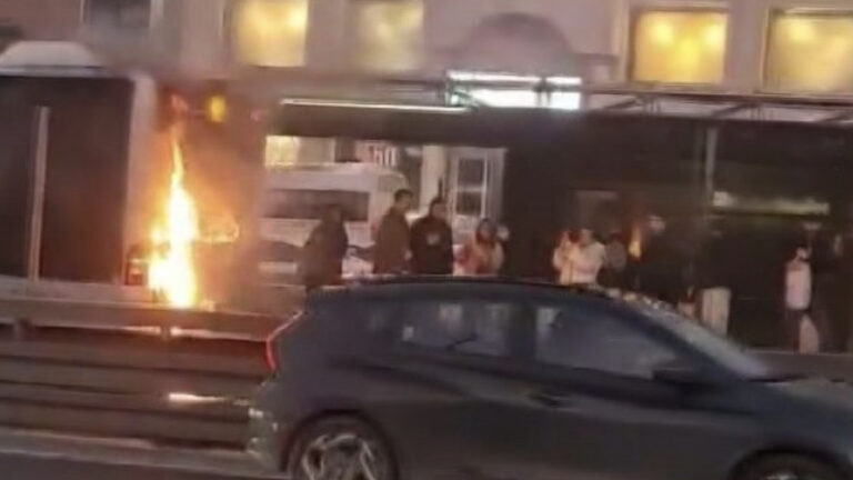 kucukcekmecede-metrobusun-motor-kisminda-yangin-cikti-weCB42SH.jpg