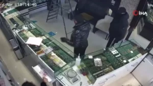 basaksehirde-kuyumcu-soygununu-isletme-sahibinin-cigliklari-engelledi-kFTCvlAp