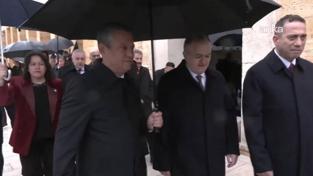 chp-genel-baskani-ozgur-ozel-ile-mhpli-erkan-akcay-arasinda-sohbet-zdDBXMK4