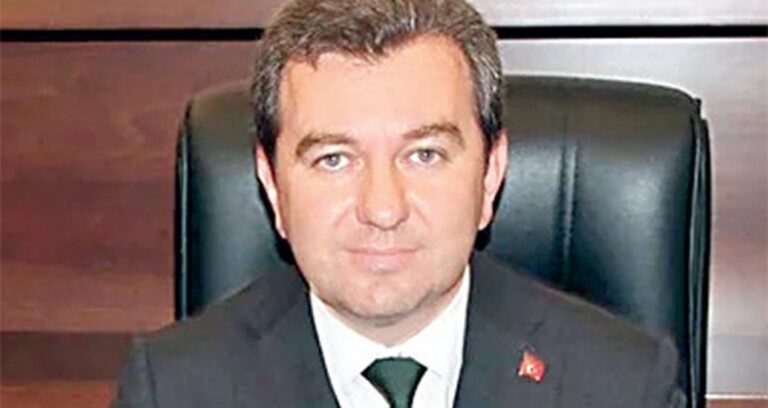 akpli-eski-baskan-mudurune-silah-cekti-5WKth1jf