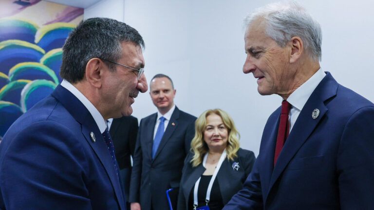 cumhurbaskani-yardimcisi-cevdet-yilmaz-norvec-basbakani-store-ile-ermenistanda-gorustu-KmQFEyXp