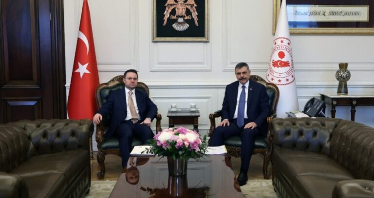icisleri-bakani-ciftci-ile-adalet-bakani-gurlek-bir-araya-geldi-3uNQVndZ